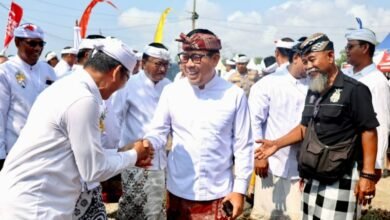 Hadiri Puncak Karya Angasti Puja Atma Wedana Maligia Punggel Desa Adat Kesiman Wawali Arya Wibawa apresiasi kolaborasi ringankan masyarakat jalankan upacara yadnya