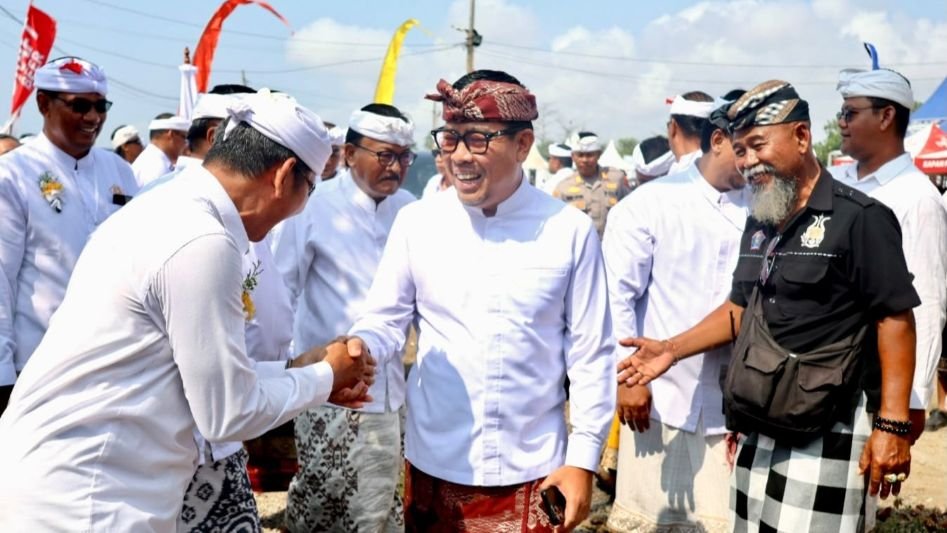 Hadiri Puncak Karya Angasti Puja Atma Wedana Maligia Punggel Desa Adat Kesiman Wawali Arya Wibawa apresiasi kolaborasi ringankan masyarakat jalankan upacara yadnya
