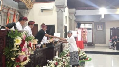I Wayan Wiryadana saat menyerahkan Pandangan Umum Fraksi Gerindra
