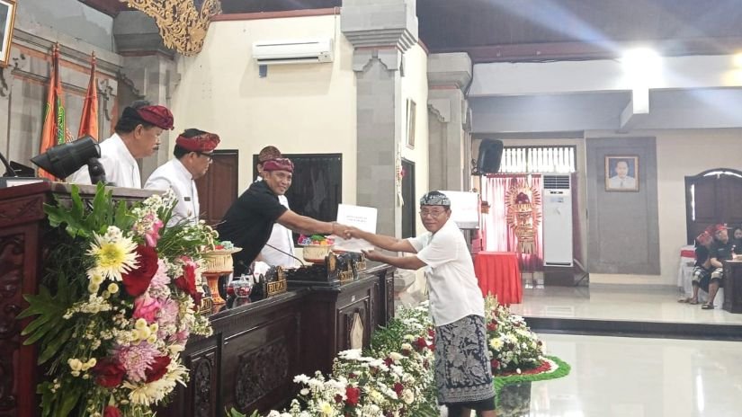 I Wayan Wiryadana saat menyerahkan Pandangan Umum Fraksi Gerindra