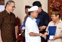 Gubernur Bali Wayan Koster saat menyerahkan CSR St Regis secara simbolis di Jaya Sabha, Denpasar