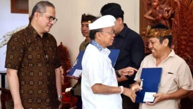 Gubernur Bali Wayan Koster saat menyerahkan CSR St Regis secara simbolis di Jaya Sabha, Denpasar