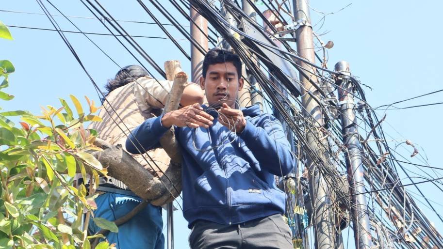 Kabel fiber optik semrawut di Singaraja ditertibkan