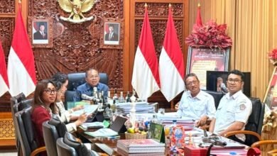 Foto: Gubernur Bali, Wayan Koster saat mengikuti Rakor bersama Menteri PKP Maruarar Sirait secara virtual di Denpasar